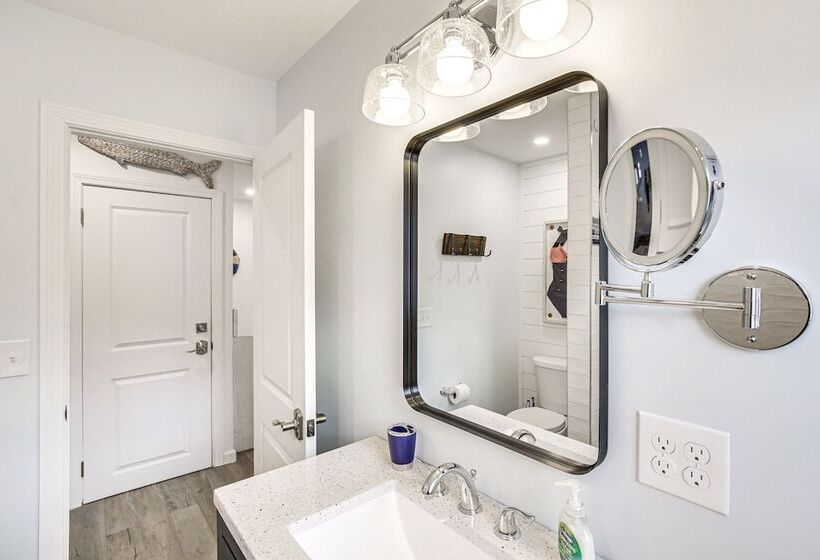 Old Orchard Beach Home: Steps To Beach & Pier!