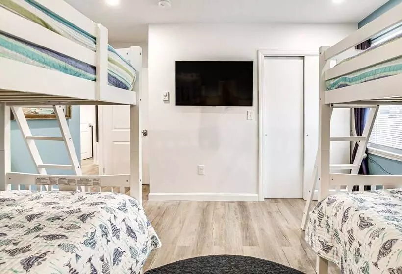 Old Orchard Beach Home: Steps To Beach & Pier!
