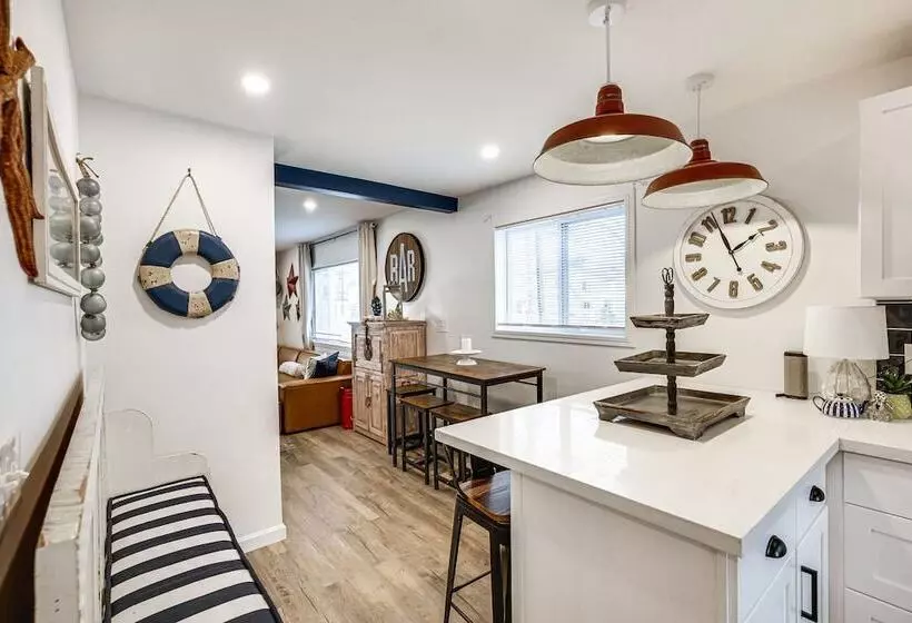 Old Orchard Beach Home: Steps To Beach & Pier!