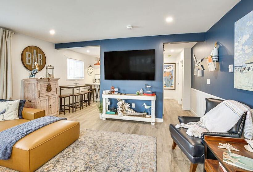 Old Orchard Beach Home: Steps To Beach & Pier!