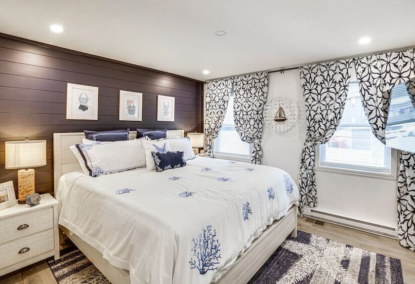 Old Orchard Beach Home: Steps To Beach & Pier!