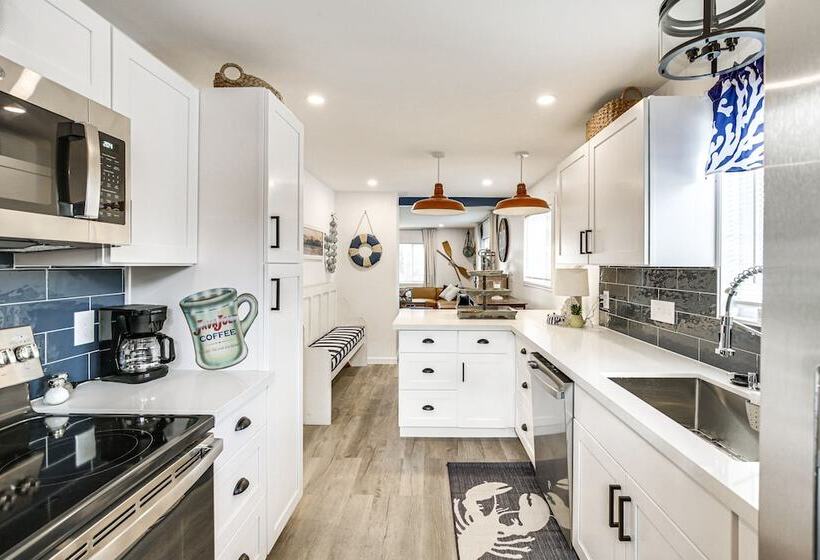 Old Orchard Beach Home: Steps To Beach & Pier!