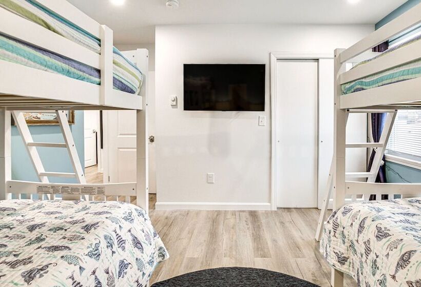 Old Orchard Beach Home: Steps To Beach & Pier!