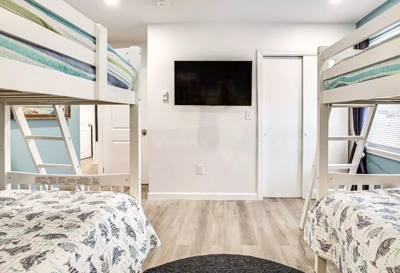 Old Orchard Beach Home: Steps To Beach & Pier!