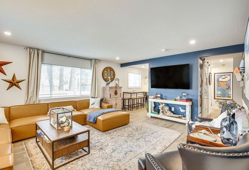 Old Orchard Beach Home: Steps To Beach & Pier!