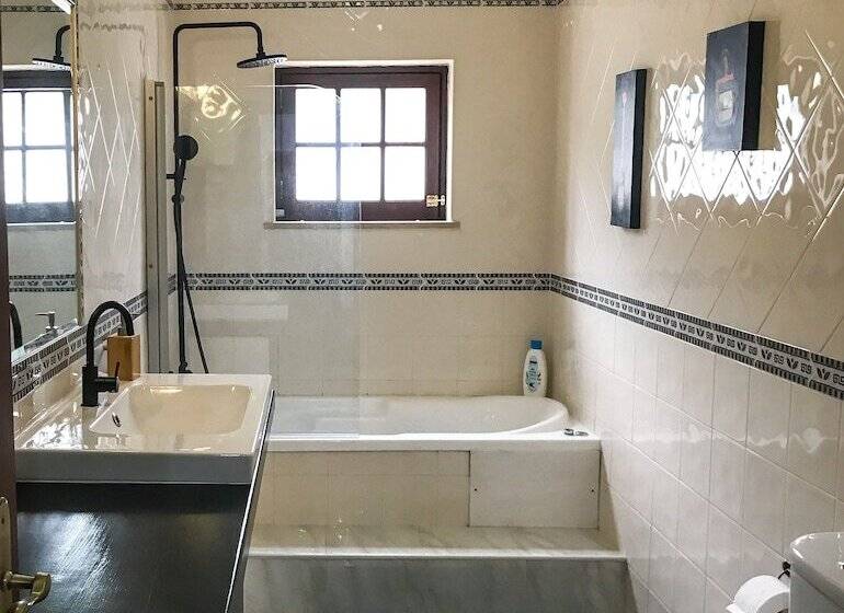 פנסיון The Far End Surf House