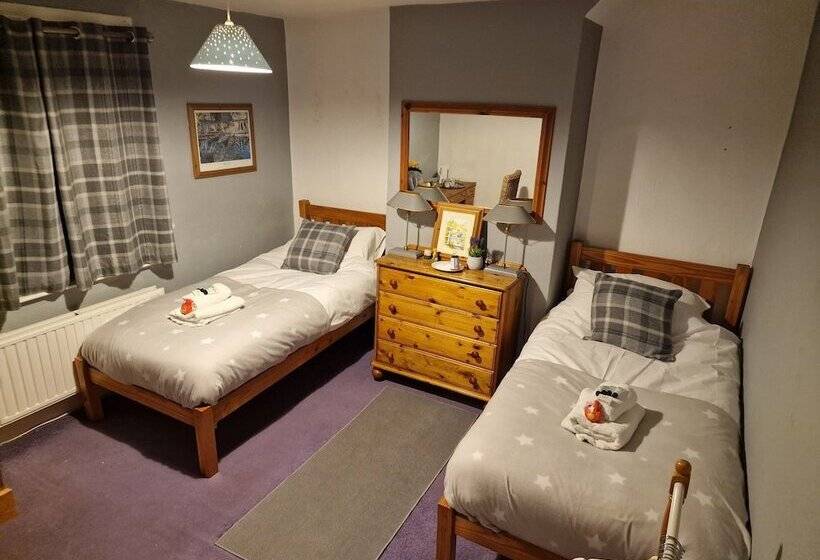 Пансион The Village Inn