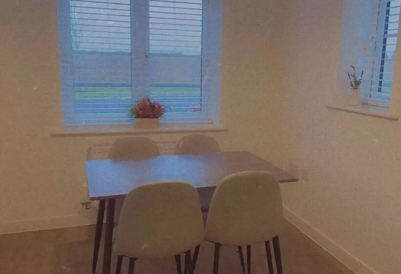 Residenssi Impeccable 3 Bed House In Northampton