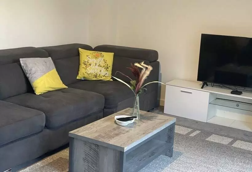 Residenssi Impeccable 3 Bed House In Northampton