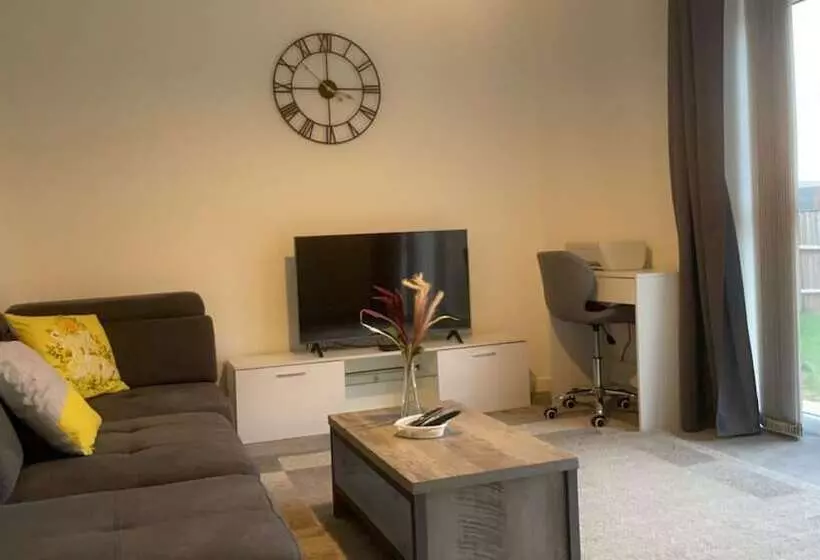 Residenssi Impeccable 3 Bed House In Northampton