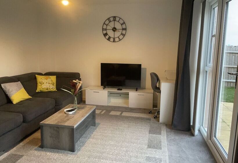 住所  Impeccable 3 Bed House In Northampton