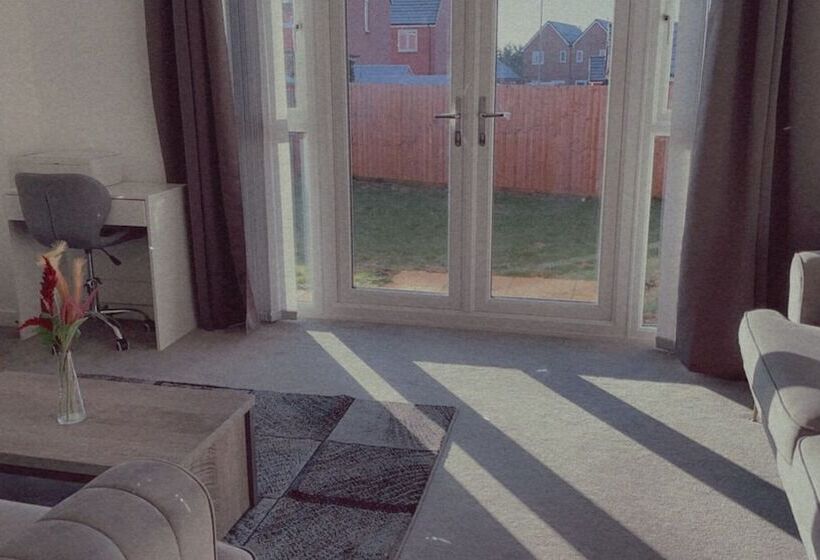 住所  Impeccable 3 Bed House In Northampton