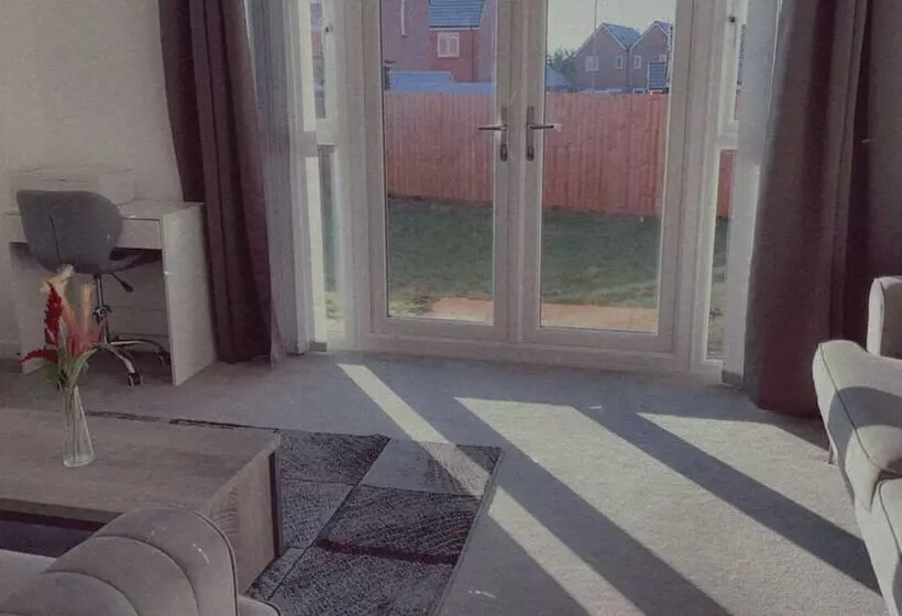 Residenssi Impeccable 3 Bed House In Northampton