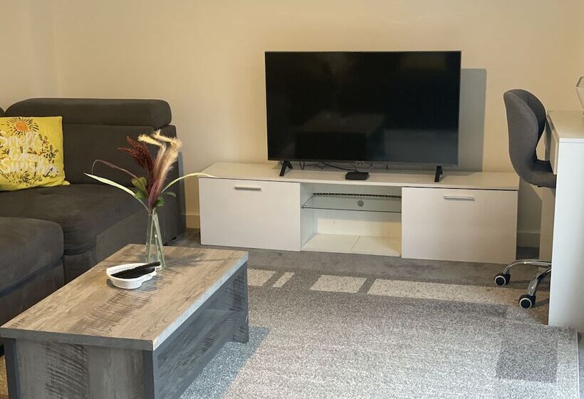 住所  Impeccable 3 Bed House In Northampton