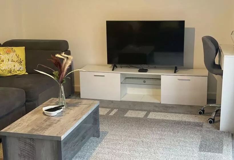 Residenssi Impeccable 3 Bed House In Northampton