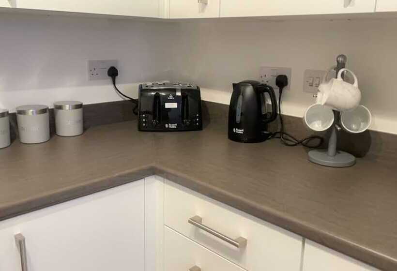 住所  Impeccable 3 Bed House In Northampton