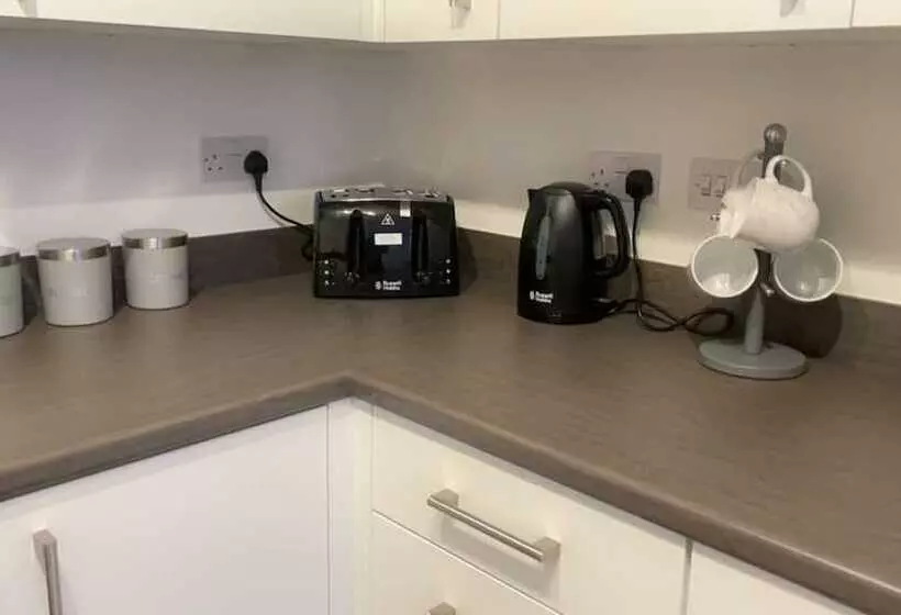 Residenssi Impeccable 3 Bed House In Northampton