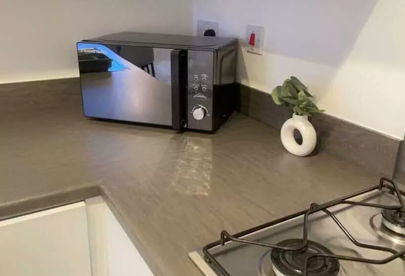 Residenssi Impeccable 3 Bed House In Northampton