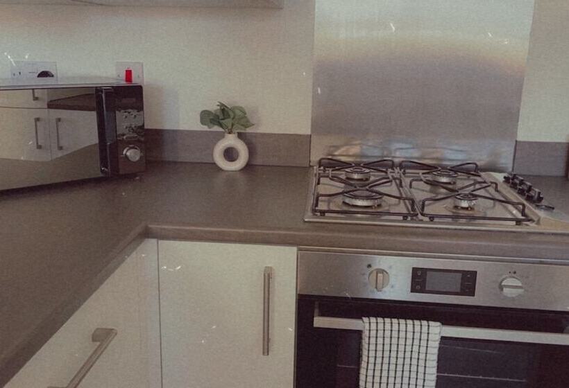 住所  Impeccable 3 Bed House In Northampton