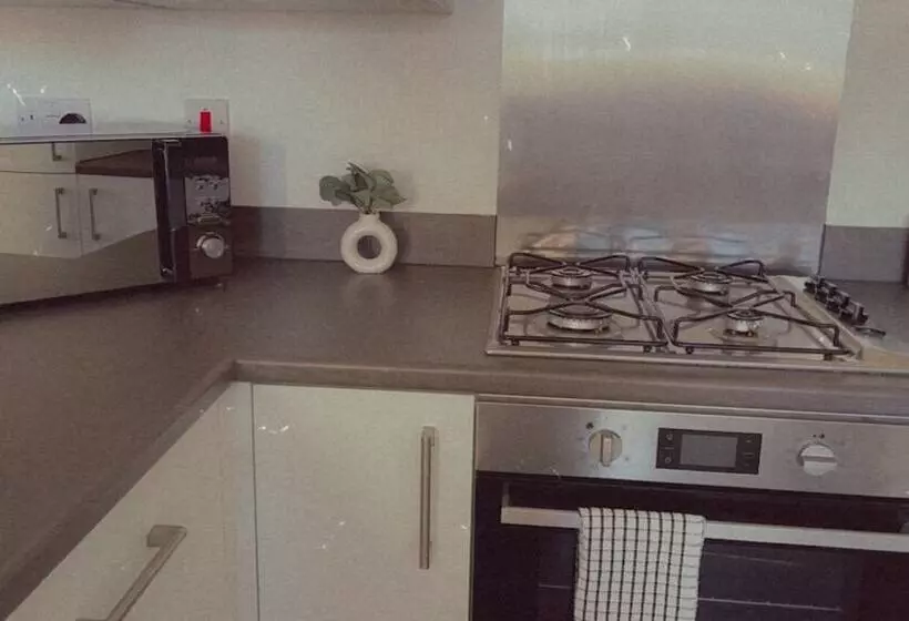 Residenssi Impeccable 3 Bed House In Northampton