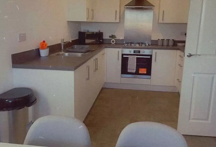 Residenssi Impeccable 3 Bed House In Northampton