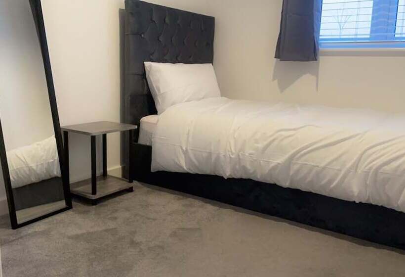 住所  Impeccable 3 Bed House In Northampton