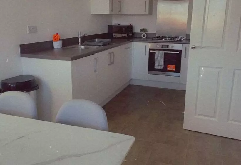 Residenssi Impeccable 3 Bed House In Northampton