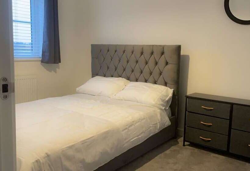 住所  Impeccable 3 Bed House In Northampton