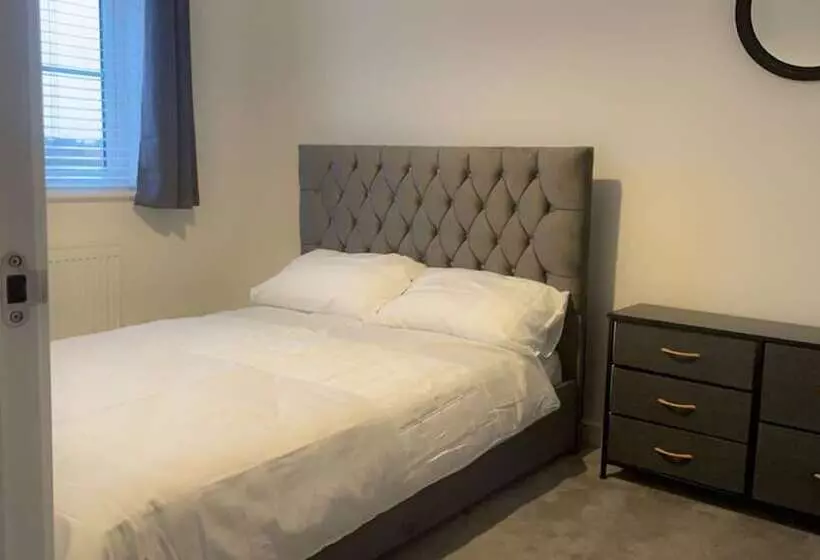 Residenssi Impeccable 3 Bed House In Northampton