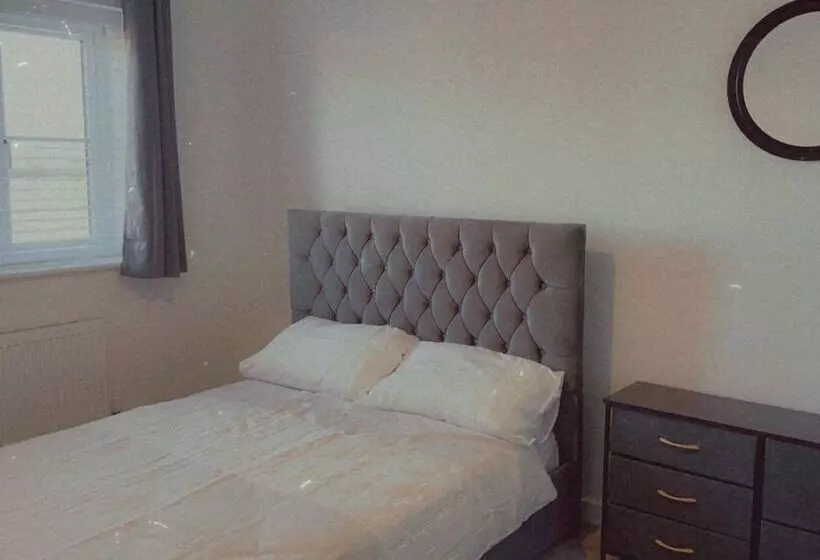 Residenssi Impeccable 3 Bed House In Northampton