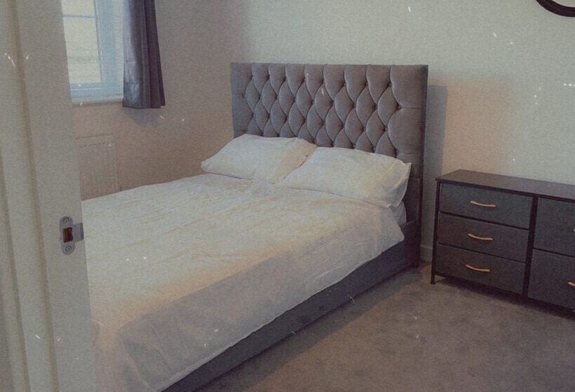 住所  Impeccable 3 Bed House In Northampton