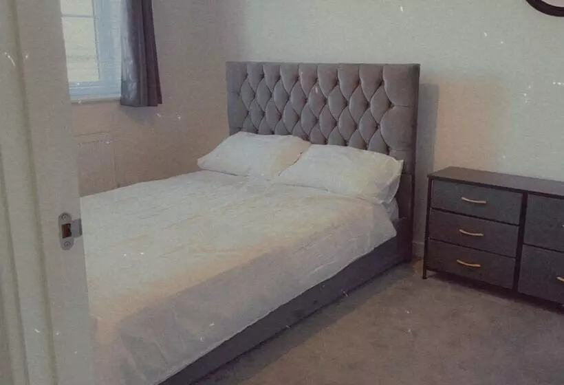 Residenssi Impeccable 3 Bed House In Northampton