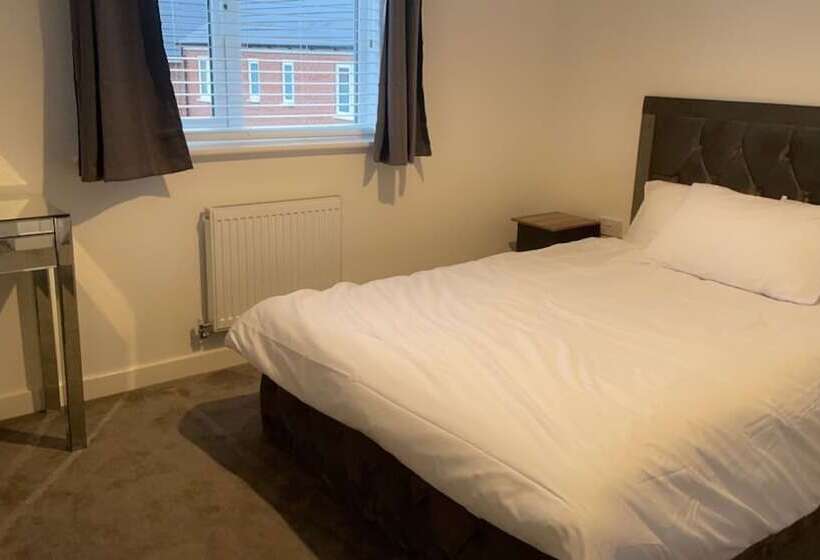 住所  Impeccable 3 Bed House In Northampton