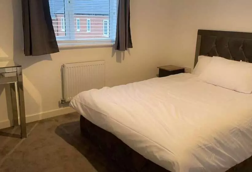 Residenssi Impeccable 3 Bed House In Northampton