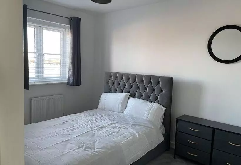 Residenssi Impeccable 3 Bed House In Northampton