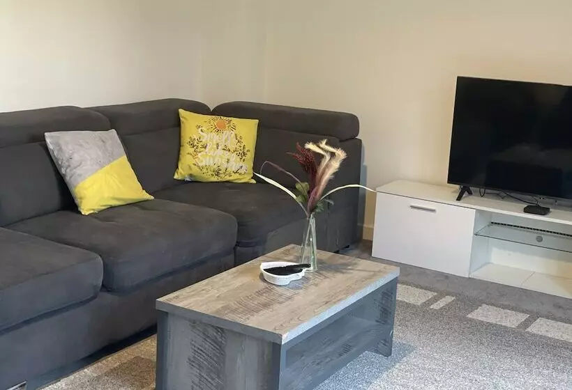 Residenssi Impeccable 3 Bed House In Northampton