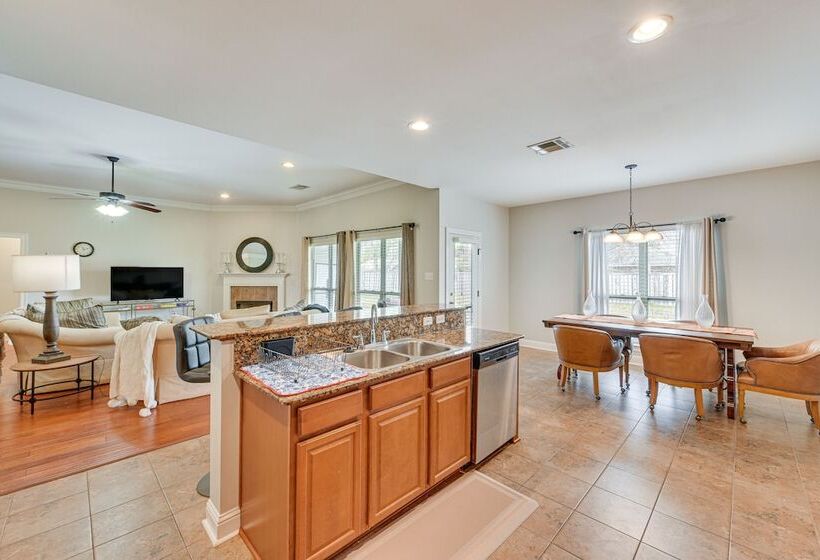 Spacious Zachary Home: 12 Mi To Baton Rouge!