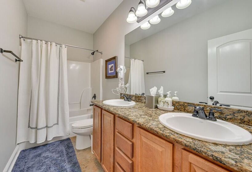 Spacious Zachary Home: 12 Mi To Baton Rouge!