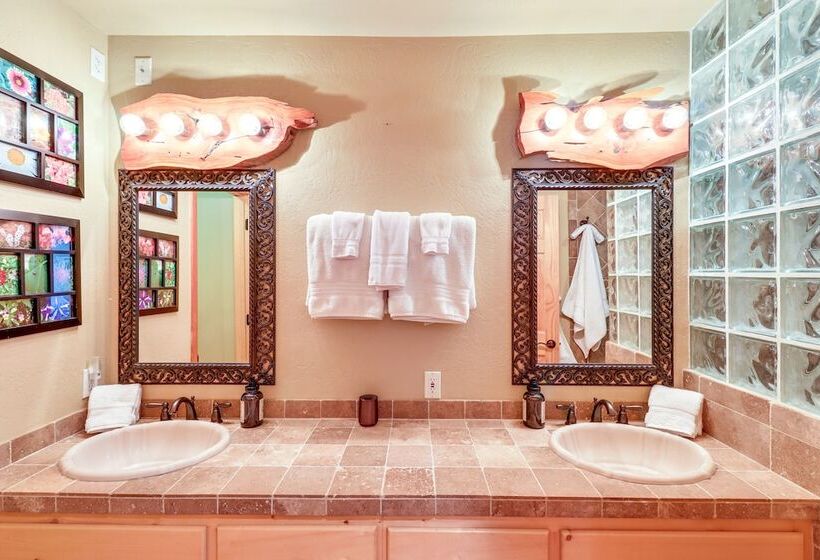 Stunning Pinetop Lakeside Cabin: Ski, Golf, Hike!