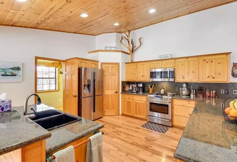 Stunning Pinetop Lakeside Cabin: Ski, Golf, Hike!