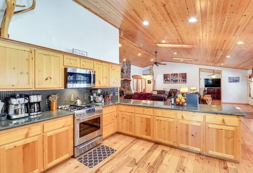 Stunning Pinetop Lakeside Cabin: Ski, Golf, Hike!