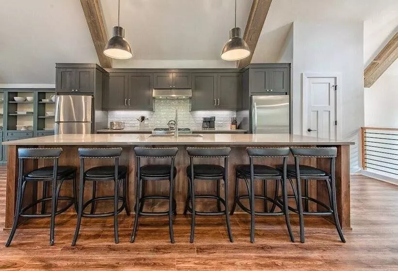 Azalea Retreat By Avantstay Sleeps 34 & Pool