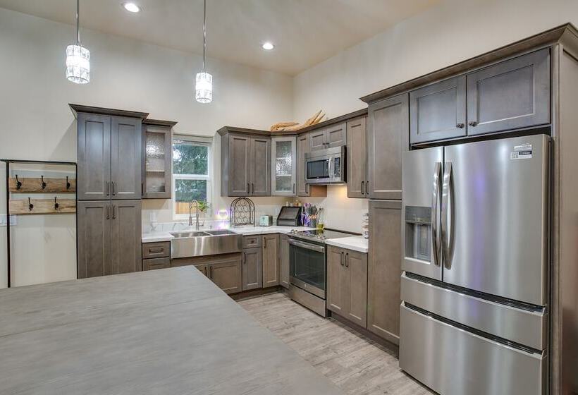 Game Room, Hot Tub & Mtn View: Bonney Lake Retreat