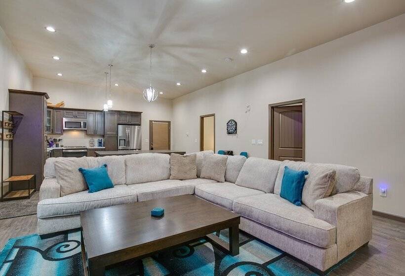 Game Room, Hot Tub & Mtn View: Bonney Lake Retreat