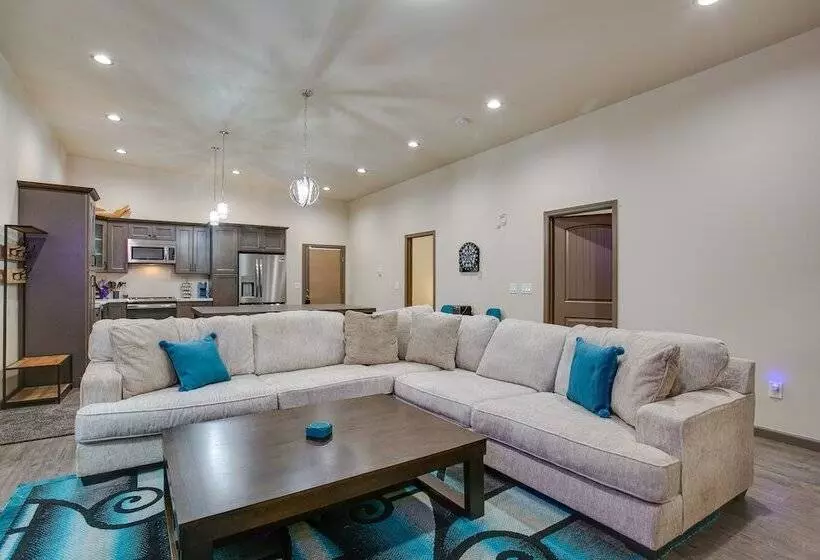 Game Room, Hot Tub & Mtn View: Bonney Lake Retreat