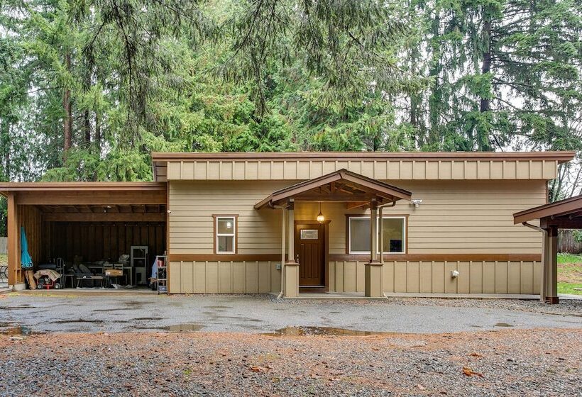 Game Room, Hot Tub & Mtn View: Bonney Lake Retreat