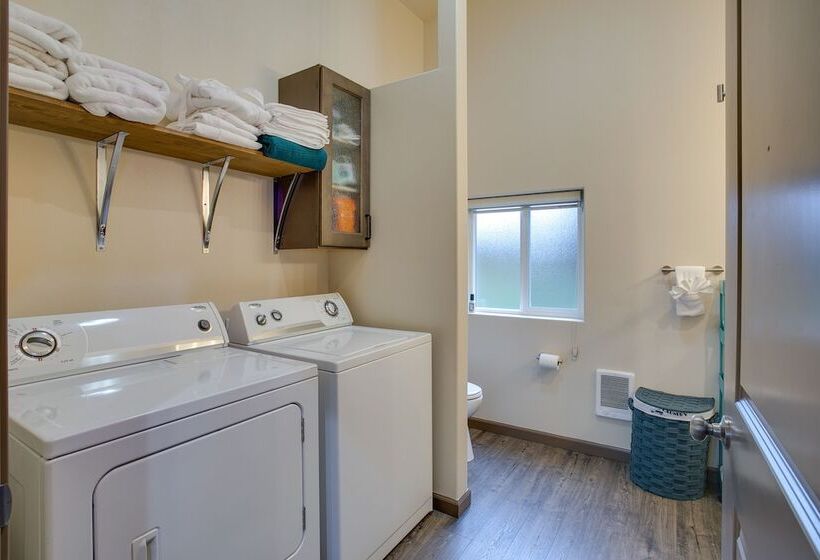 Game Room, Hot Tub & Mtn View: Bonney Lake Retreat