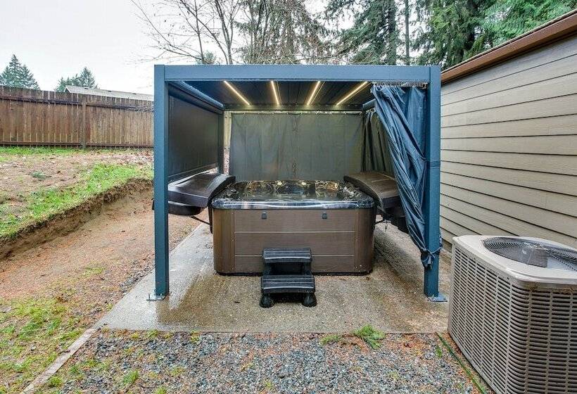 Game Room, Hot Tub & Mtn View: Bonney Lake Retreat
