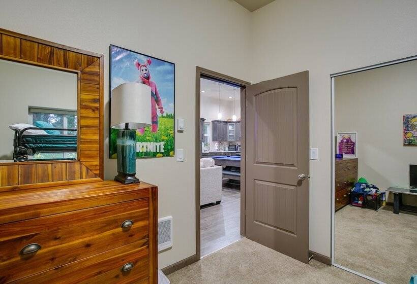 Game Room, Hot Tub & Mtn View: Bonney Lake Retreat