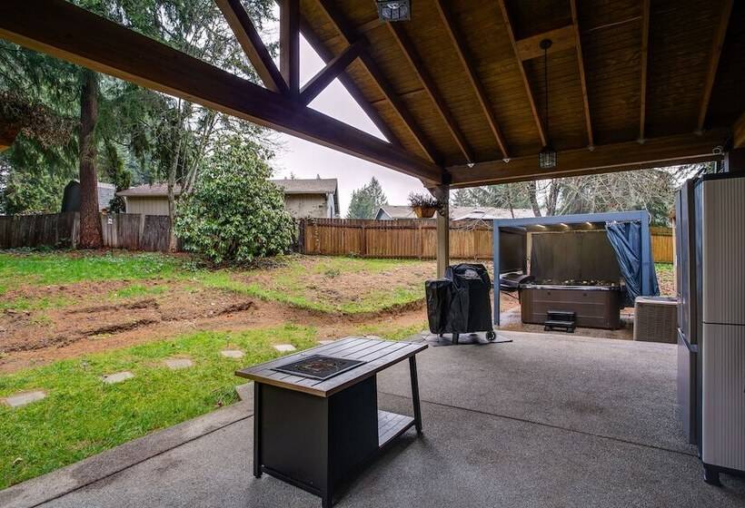 Game Room, Hot Tub & Mtn View: Bonney Lake Retreat